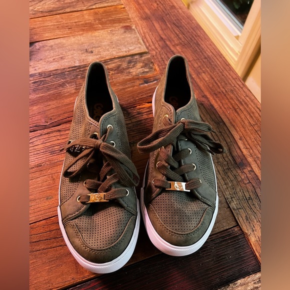 G By GUESS Baylee4 Lace Up Perforated Sneakers sz 11M - Picture 1 of 7